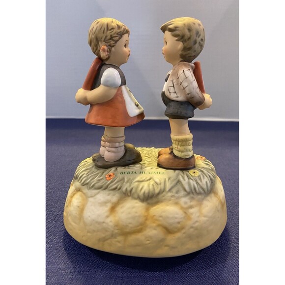 Hummel, "Two Hearts" Musical Figurine, plays "What the World Needs Now is Love". - Picture 6 of 12